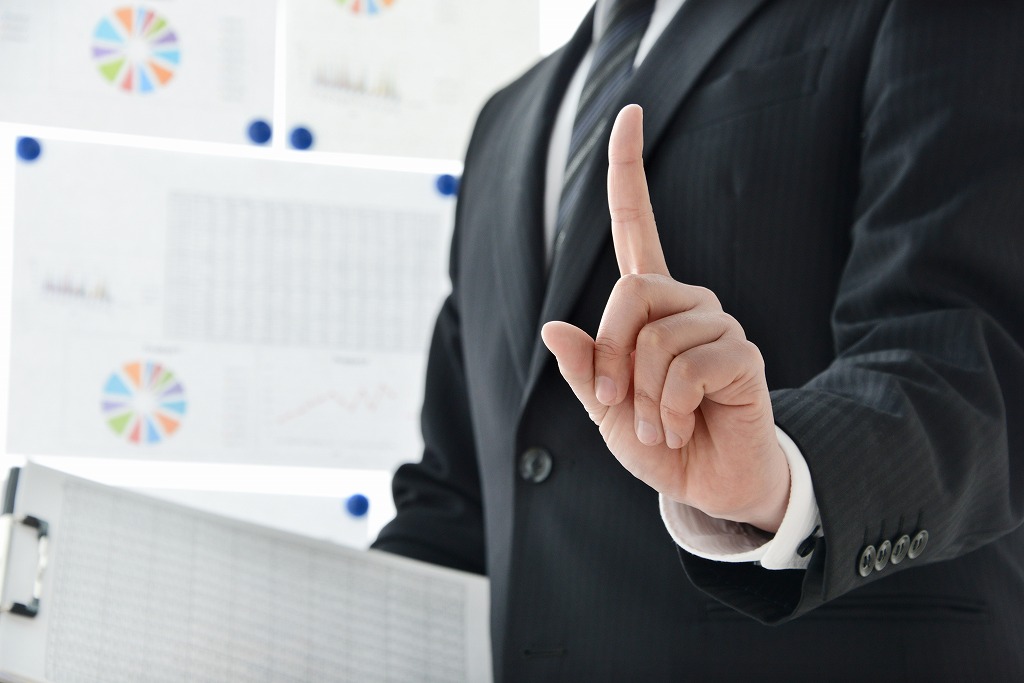 バインダーを持って指を差す人