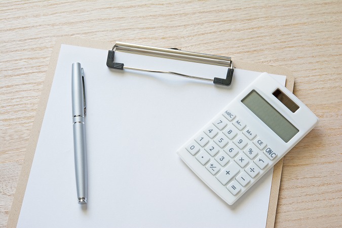 バインダーと電卓とペン