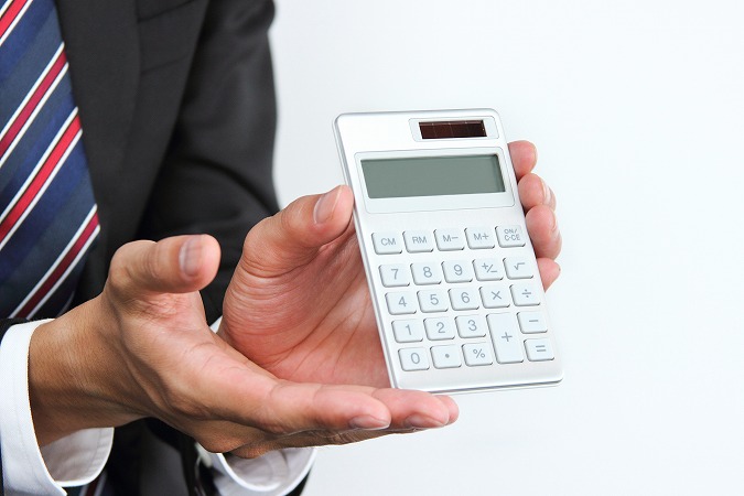 電卓を見せる人